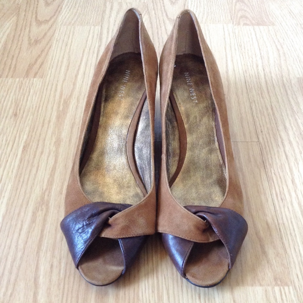 ✨bundle these and they’re free!✨Nine West suede peeptoe wedges 🍂 size 8 🍂 EUC!